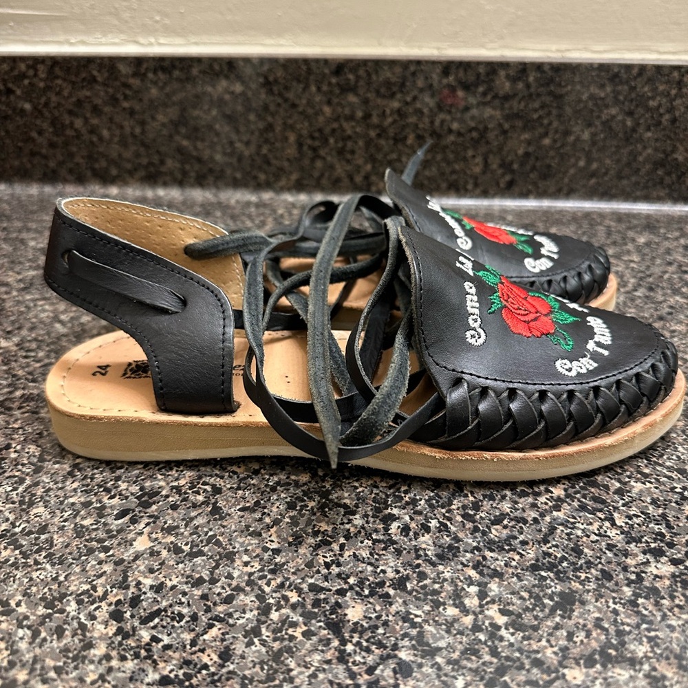 Black Leather Espadrilles with Floral Embroidery and Beautiful Spanish Quote